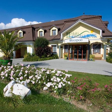 Hetkuti Wellness Hotel Es Lovaspark Mór Exteriör bild