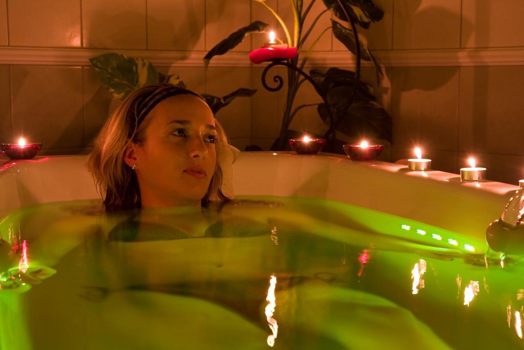 Hetkuti Wellness Hotel Es Lovaspark Mór Exteriör bild