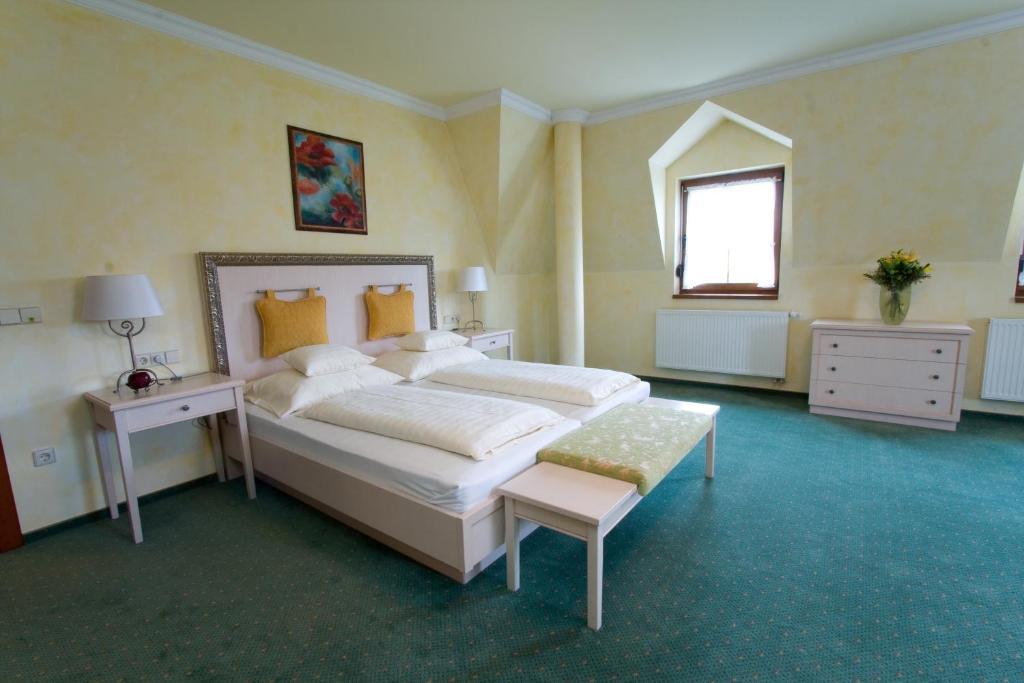 Hetkuti Wellness Hotel Es Lovaspark Mór Rum bild