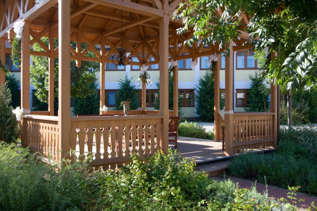 Hetkuti Wellness Hotel Es Lovaspark Mór Exteriör bild