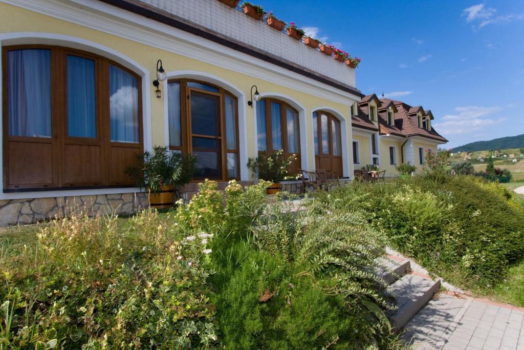 Hetkuti Wellness Hotel Es Lovaspark Mór Exteriör bild