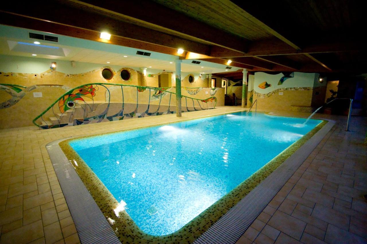 Hetkuti Wellness Hotel Es Lovaspark Mór Exteriör bild