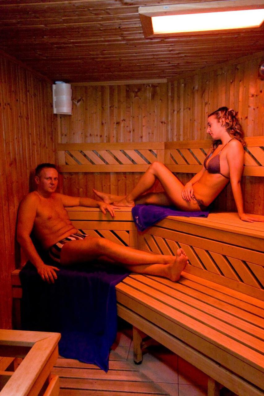 Hetkuti Wellness Hotel Es Lovaspark Mór Exteriör bild
